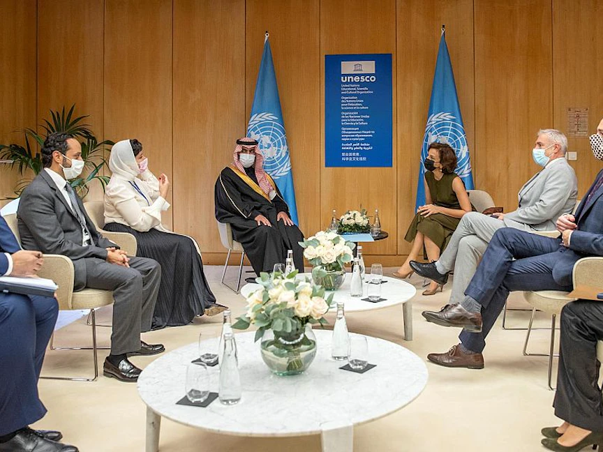 وفدا المملكة العربية السعودية ومنظمة الأمم المتحدة للتربية والعلم والثقافة (يونسكو) خلال توقيع اتفاق شراكة طويل الأمد بينهما في العاصمة الفرنسية باريس، 10 نوفمبر 2021 - وكالة الأنباء السعودية