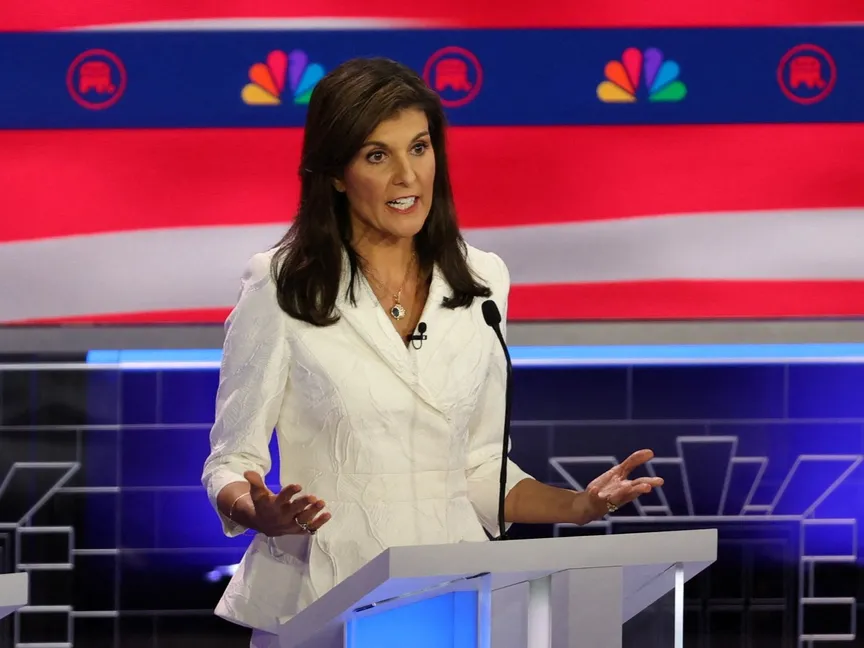 حاكمة ولاية ساوث كارولينا السابقة نيكي هيلي تتحدث خلال المناظرة الثالثة للمرشحين الجمهوريين لانتخابات الرئاسة الأميركية عام 2024 في ميامي بولاية فلوريدا. 8 نوفمبر 2023 - REUTERS
