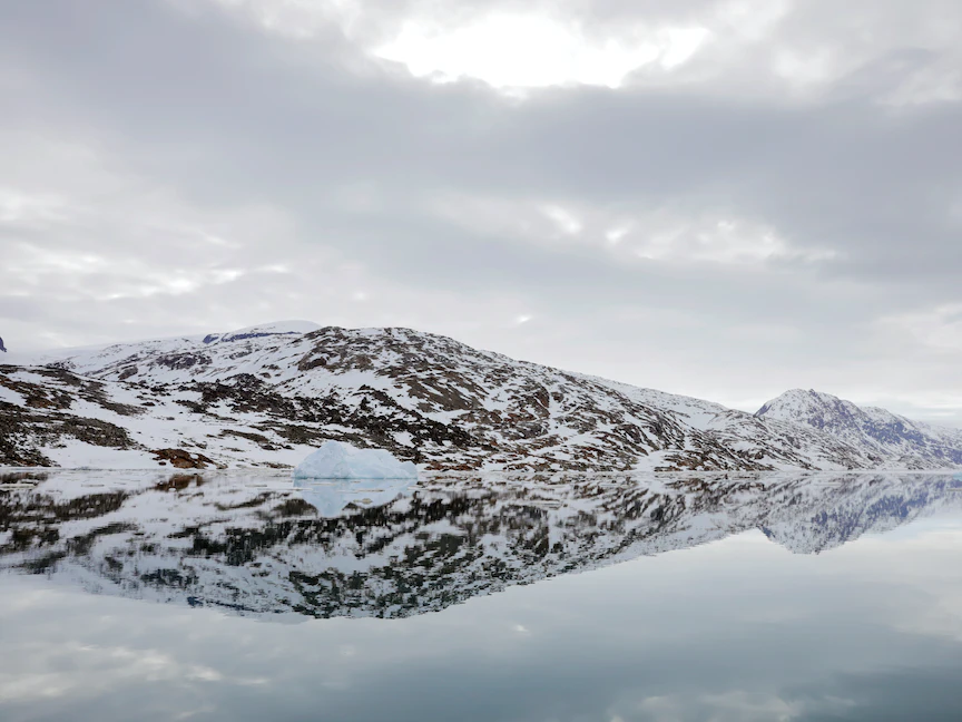 مشهد للصفائح الجليدية في غرينلاند المهددة بالذوبان إثر ظاهرة الاحتباس الحراري -16 يونيو 2018. - REUTERS