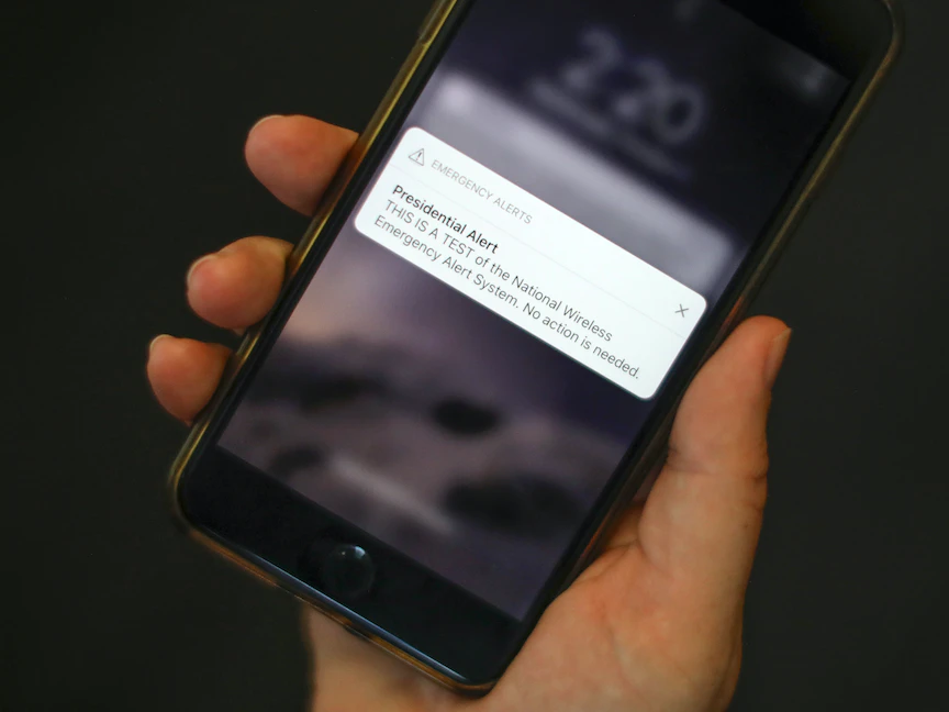 رسالة إنذار طوارئ على هاتف محمول في مدينة نيويورك الأميركية. 3 أكتوبر 2018 - REUTERS