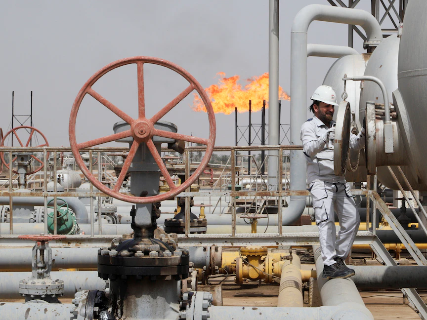 عامل عراقي يتفقد صهريجاً في حقل نهر بن عمر النفطي شمال البصرة- 22 مارس 2022 - REUTERS