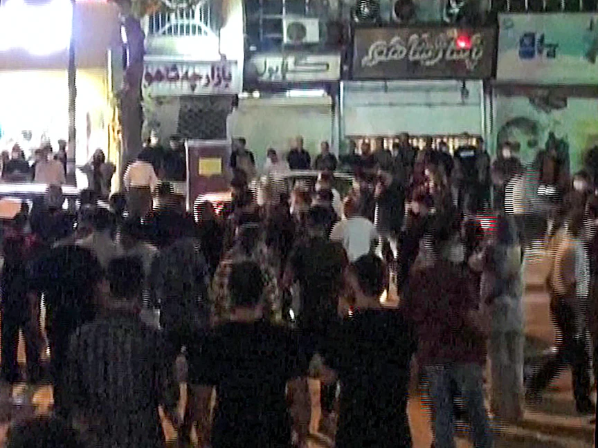 متظاهرون في شوارع سنندج عاصمة إقليم كردستان الإيراني للتعبير عن غضبهم إثر وفاة مهسا أميني. 28 سبتمبر 2022 - AFP