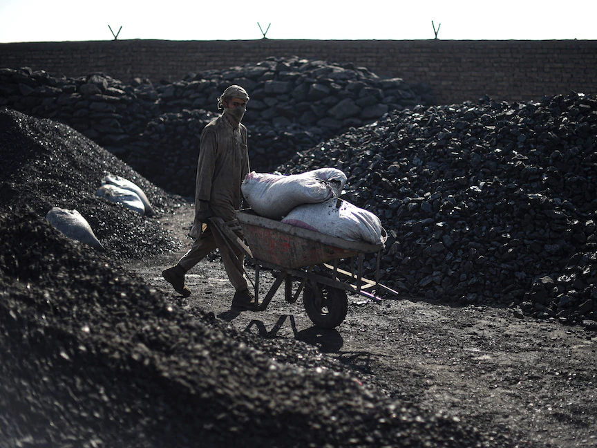 عامل في منجم لاستخراج الفحم بضواحي كابول في أفغانستان، 17 نوفمبر 2021. - AFP