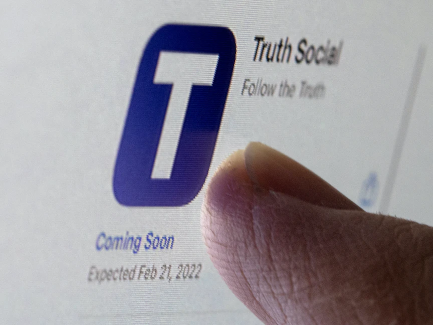 صورة تظهر شعار منصة "تروث سوشيال" التابعة للرئيس الأميركي السابق دونالد ترمب على متجر تطبيقات أبل- 21 فبراير 2021 - REUTERS