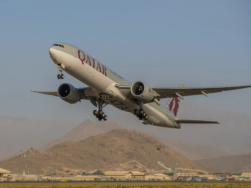 تُظهر هذه الصوطائرة تابعة للخطوط الجوية القطرية تقلع من مطار حامد كرزاي الدولي في كابول - 3 أكتوبر 2021 - AFP