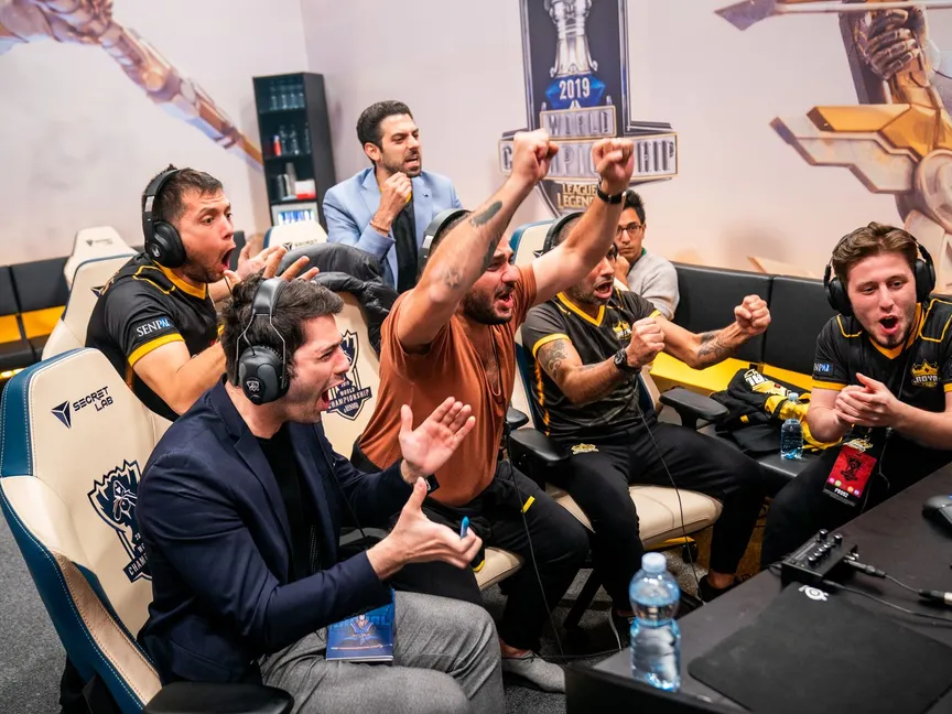 شباب يحتفلون بفوز فريقهم في بطولة رياضية إلكترونية - Riot Games Inc. via Getty Images