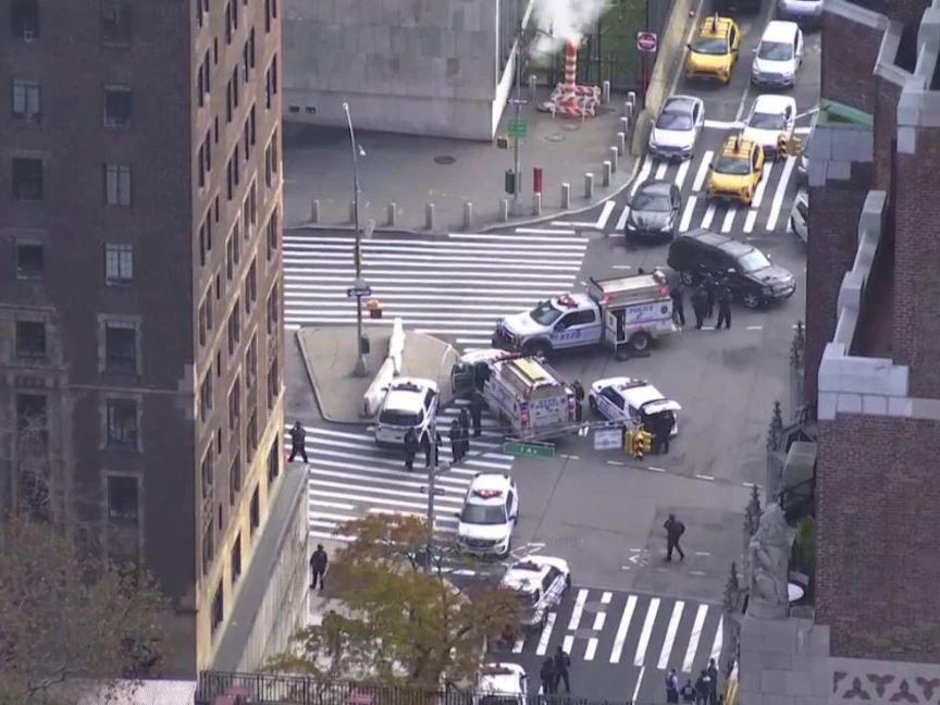 لقطة من أعلى تُظهر قوات الشرطة وهي تطوق محيط مبنى الأمم المتحدة في نيويورك بعد ظهور شخص مسلح- 2 ديسمبر 2021 - Twitter