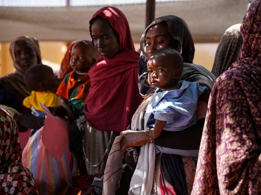 نساء وأطفال سودانيون في مخيم زمزم للنازحين بالقرب من الفاشر في شمال دارفور. 13 يونيو 2024 - Reuters