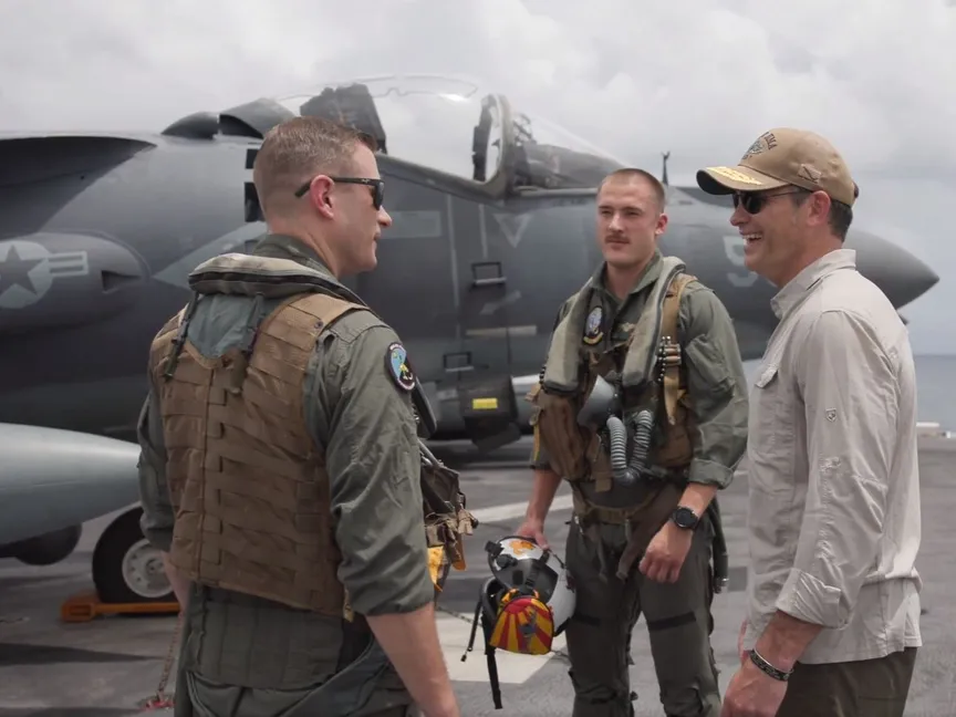 وزير الحرب الأميركي بيت هيجسيث على متن سفينة حربية في منطقة الكاريبي. 08 سبتمبر 2025 - @DeptofWar
