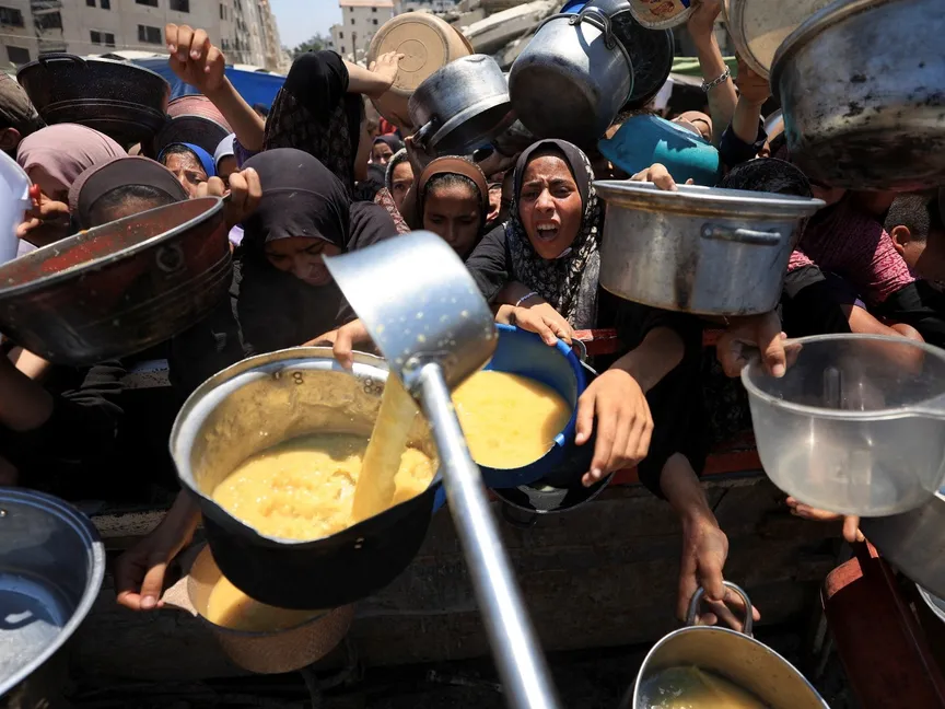 فلسطينيون يسعون للحصول على طعام من مطبخ خيري في مدينة غزة. 24 يوليو 2025 - REUTERS