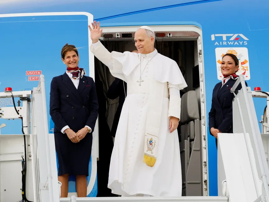 البابا ليو الرابع عشر أثناء بدء رحلته الأولى إلى الجزائر. مطار فيوميتشينو قرب روما. 13 أبريل 2026 - Reuters