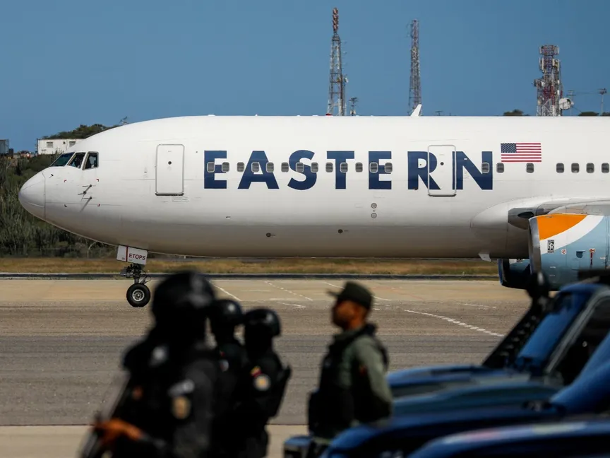 طائرة تقل مهاجرين فنزويليين تم ترحيلهم من الولايات المتحدة لدى وصولها إلى مطار سيمون بوليفار الدولي في مايكيتيا بفنزويلا. 16 يناير 2026 - Reuters