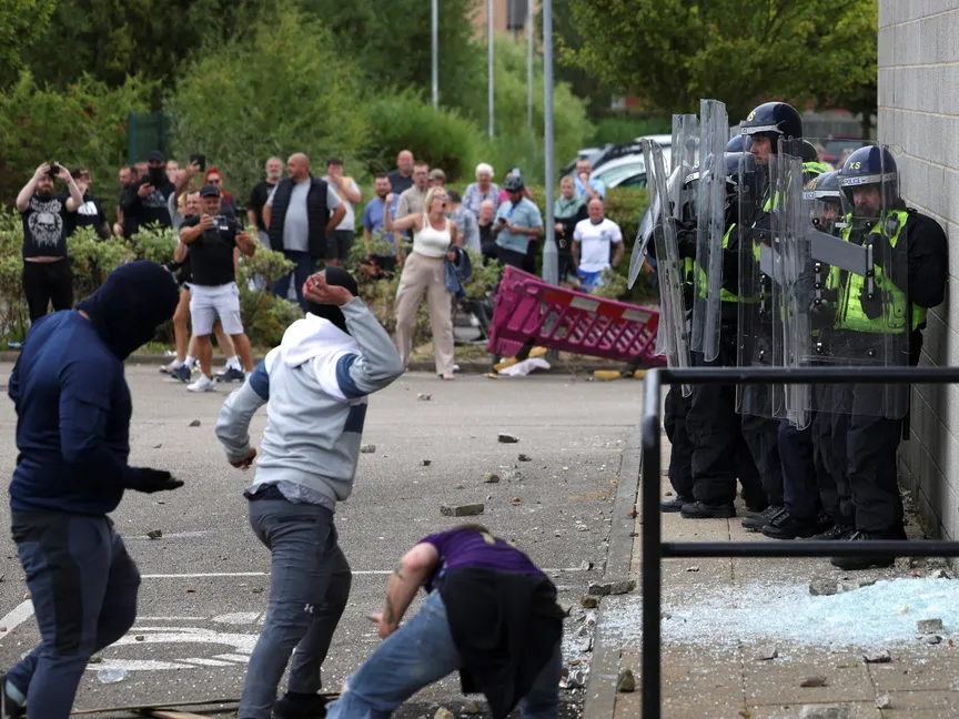 بريطانيا.. وسائل التواصل ميدان مواجهة بين الحكومة واليمين المتطرف