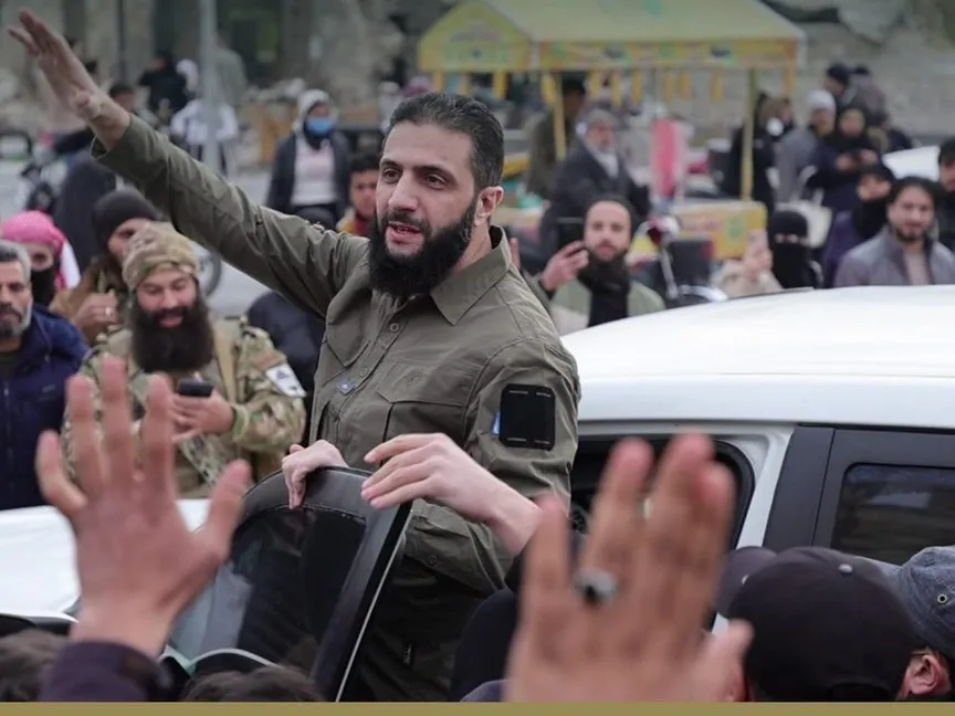 أبو محمد الجولاني زعيم "هيئة تحرير الشام" بين حشد من الناس أمام قلعة حلب بعد أيام من السيطرة على المدينة- 4 نوفمبر 2024 - "هيئة تحرير الشام"