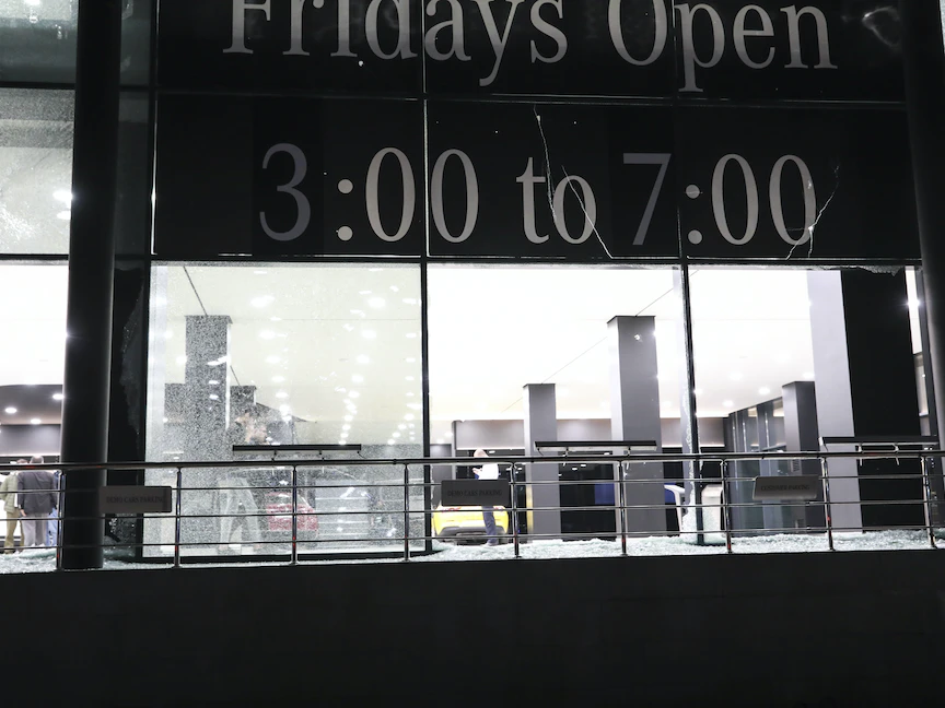 واجهة معرض للسيارات وقد تضررت إثر هجوم صاروخي على مطار أربيل الدولي الذي يضم قاعدة عسكرية لقوات التحالف الدولي، أربيل، العراق، 15 فبراير 2021 - Anadolu Agency via Getty Images