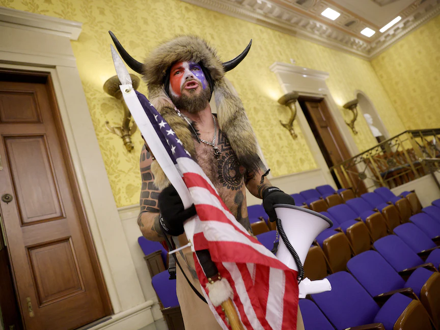 جيك أنجيلي بعد اقتحامه قاعة مجلس الشيوخ الأميركي في 6 يناير 2021 - AFP