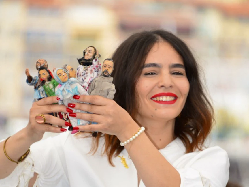 المخرجة المغربية أسماء المدير في جلسة تصوير عقب عرض فيلمها "كدب أبيض" في الدورة 76 لمهرجان كان السينمائي - 25 مليو 2023 - Photo12 via AFP