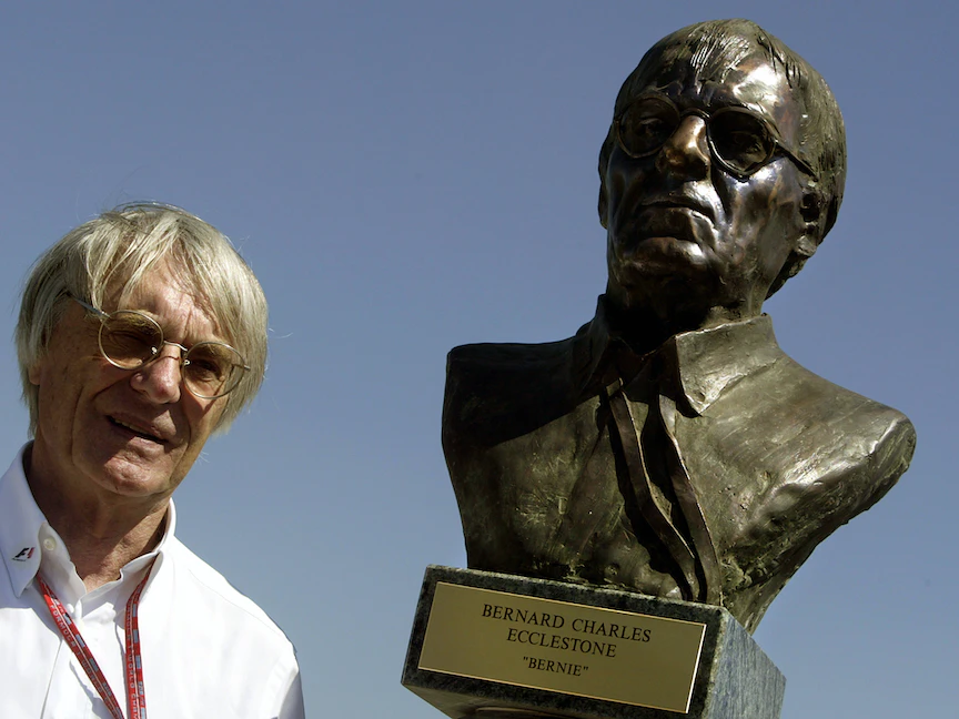 برنارد تشارلز إيكيلستون، رئيس الفورمولا 1، يقف بجانب تمثاله الذي كشف النقاب عنه في هنجاريا- 23 أغسطس 2003 - Reuters