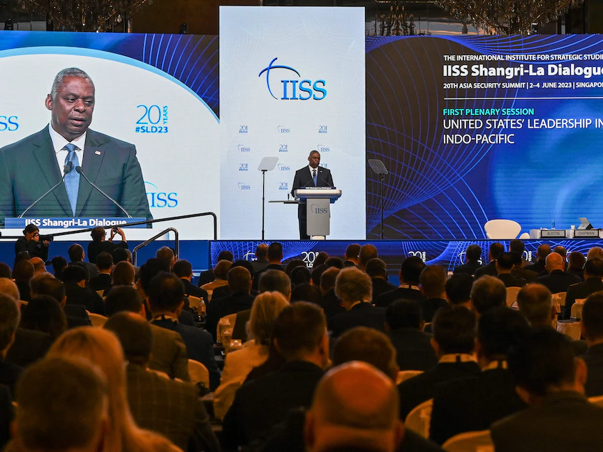 وزير الدفاع الأميركي لويد أوستن يلقي خطاباً بقمة حوار شانجريلا في سنغافورة. 3 يونيو 2023 - AFP