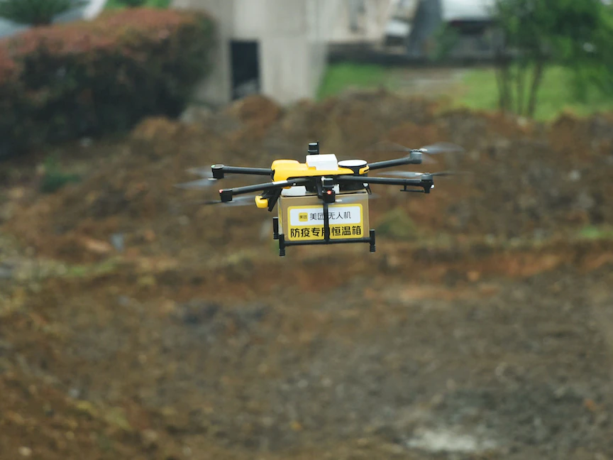 طائرة توصيل دون طيار تنقل عينات اختبارات فيروس كوفيد-19 في مقاطعة تشجيانج بشرق الصين، 24 مايو 2022 - AFP