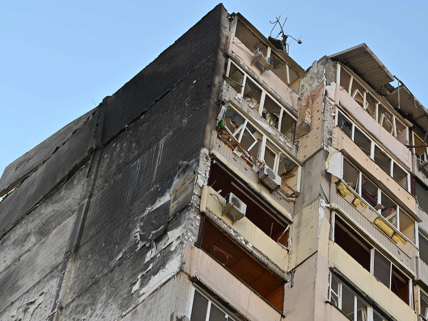 مبنى سكني متضرر بعد أن أصابه صاروخ - كييف 17 مارس 2022 - AFP