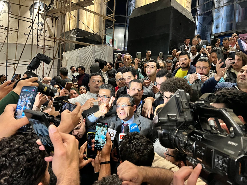 خالد البلشي نقيب الصحافيين المنتخب في مصر عقب إعلان فوزه في الانتخابات أمام مقر النقابة في القاهرة. 17 مارس 2023 - الشرق