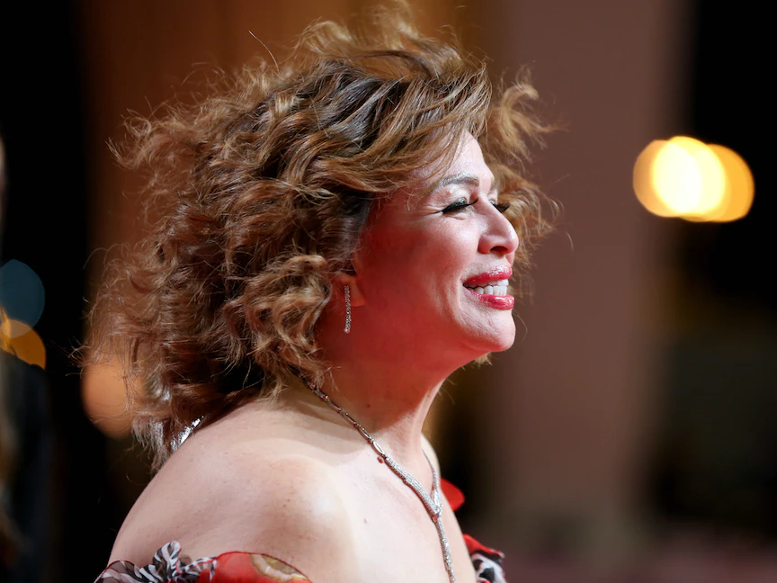 الفنانة المصرية إلهام شاهين على البساط الأحمر بمهرجان الجونة السينمائي في مصر- 19 أكتوبر 2021 - El Gouna Film Festival