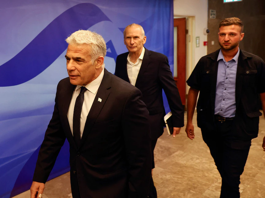 يائير لبيد يصل إلى مقر الحكومة الإسرائيلية لحضور الاجتماع الأسبوعي للحكومة- 26 يونيو 2022 - AFP