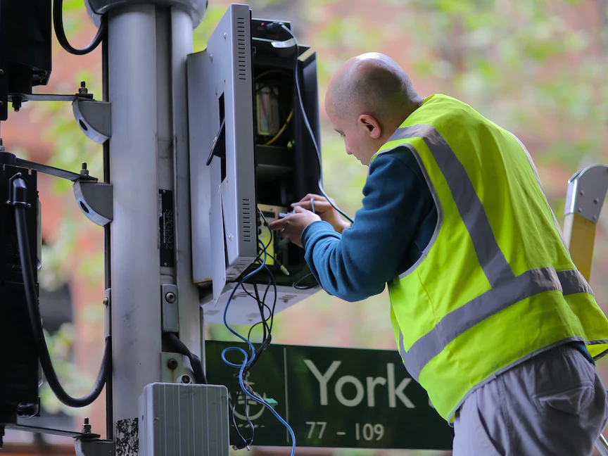 عامل يعدل الأسلاك الكهربائية لإشارات المرور في وسط سيدني، أستراليا - 16 يونيو 2017 - REUTERS