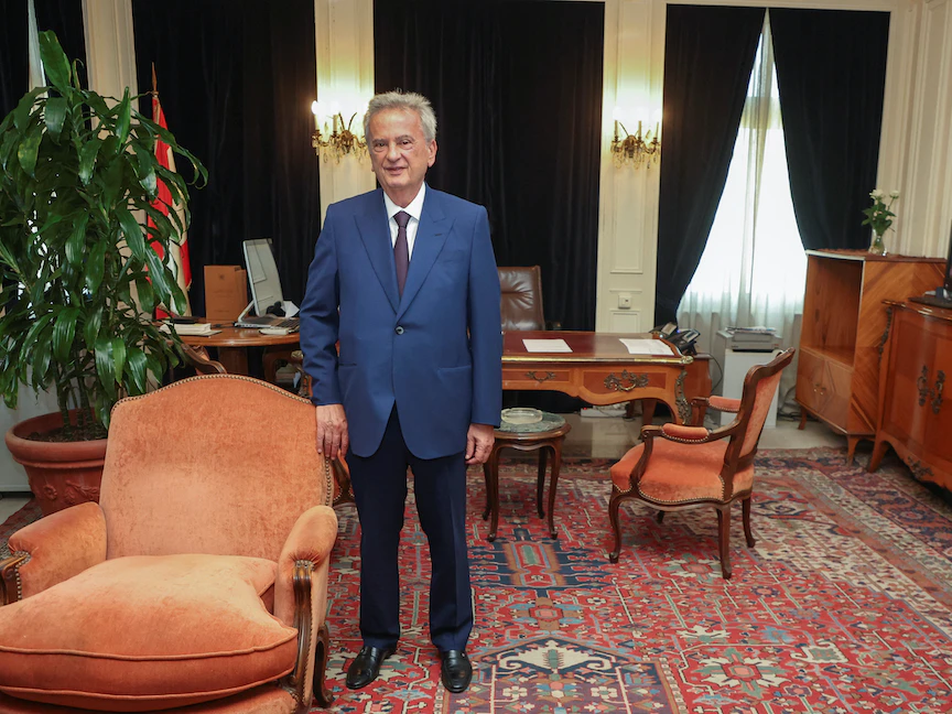 الحاكم السابق لمصرف لبنان المركزي رياض سلامة أثناء مغادرته منصبه في مبنى المصرف بالعاصمة بيروت. 31 يوليو 2023 - REUTERS