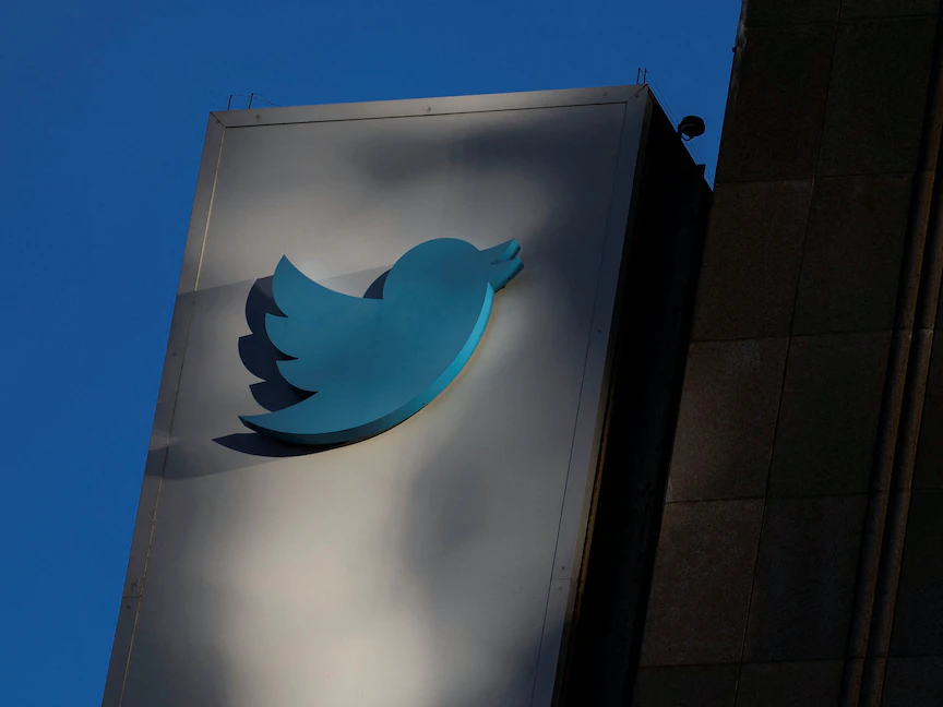 شعار تويتر على مقرها في سان فرانسيسكو. 21 نوفمبر 2022 - REUTERS