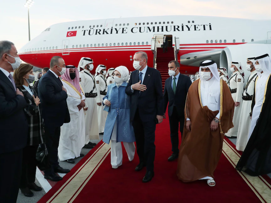 الرئيس التركي رجب طيب أردوغان وقرينته لدى وصولهما إلى العاصمة القطرية الدوحة - 6 ديسمبر 2021 - twitter/tcbestepe_ar
