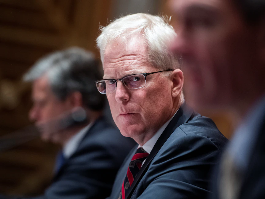 كريستوفر ميلر يتوسط مسؤولين أمنيين خلال جلسة لمجلس الشيوخ في ديسمبر 2020 - REUTERS