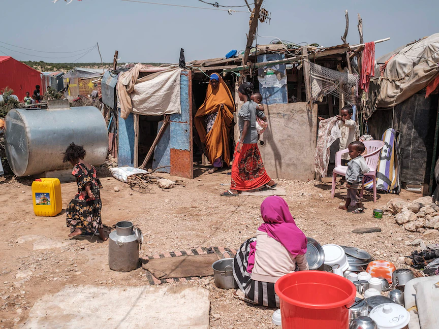 عائلة صومالية نازحة من منزلها في منطقة أرض الصومال (صوماليالاند) - 16 سبتمبر 2021 - AFP