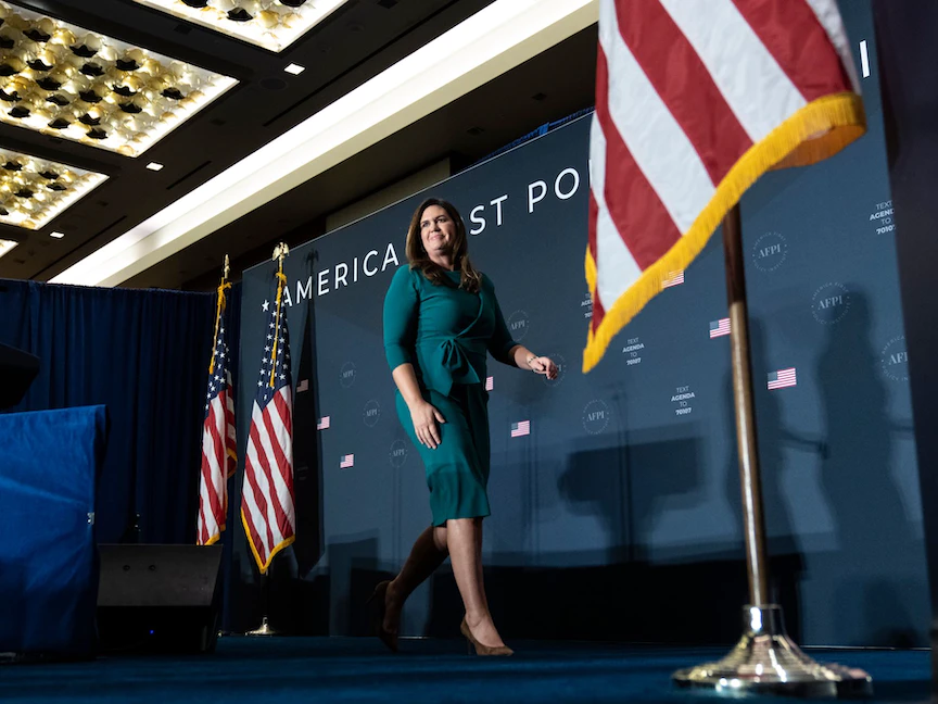 سارة ساندرز المتحدثة السابقة باسم البيت الأبيض إبان ولاية دونالد ترمب تفوز بمنصب حاكم ولاية ولاية أركنساس وفق النتائج الأولية في انتخابات التجديد النصفي الأميركية. 8 نوفمبر 2022 - Getty Images