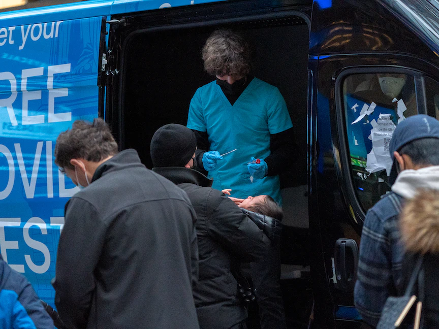 أميركيون يقومون بإجراء فحص كورونا في مانهاتن مدينة نيويورك بالولايات المتحدة- 27 ديسمبر 2021 - REUTERS