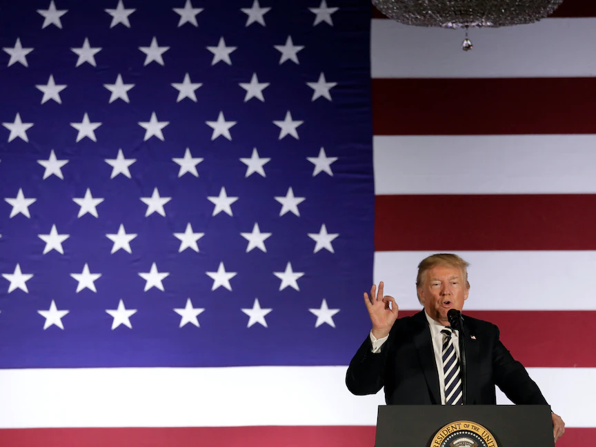 الرئيس الأميركي دونالد ترمب يتحدث في حفل غداء لجمع التبرعات في نورث كارولينا - 31 أغسطس 2018 - REUTERS