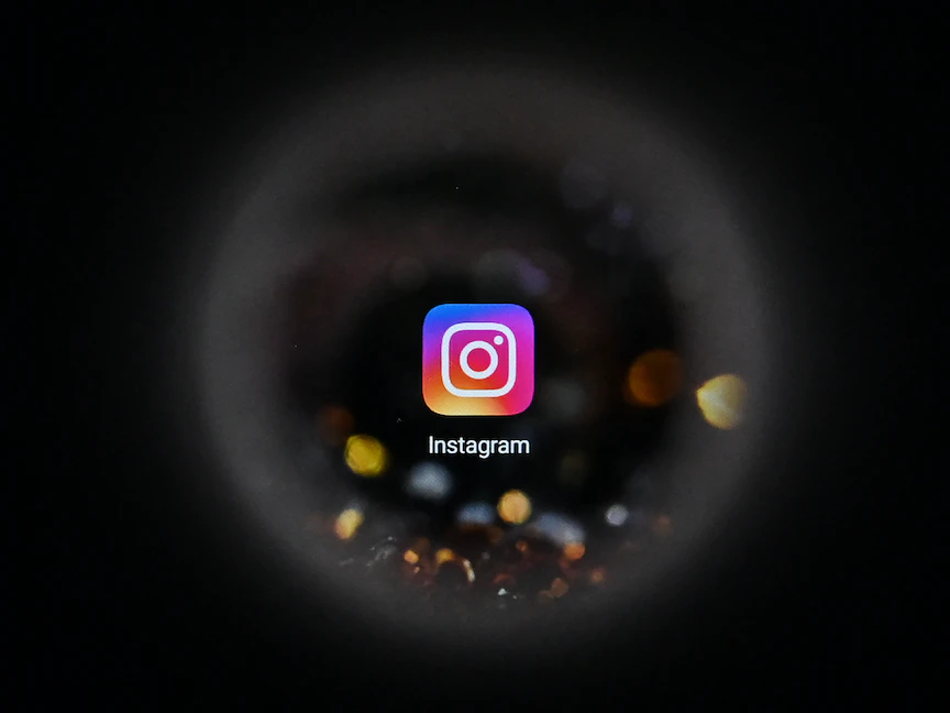 شعار تطبيق إنستجرام على شاشة أحد الهواتف - AFP