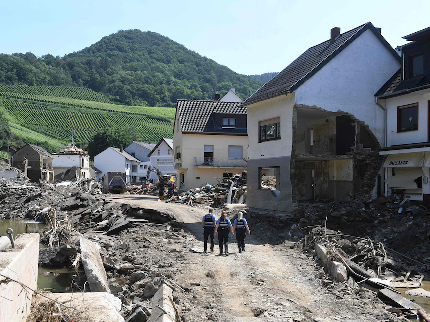 ضباط الشرطة يجوبون الشوارع المدمرة إثر الفيضانات في راينلاند بالاتينات غربي ألمانيا، 21 يوليو 2021 - AFP