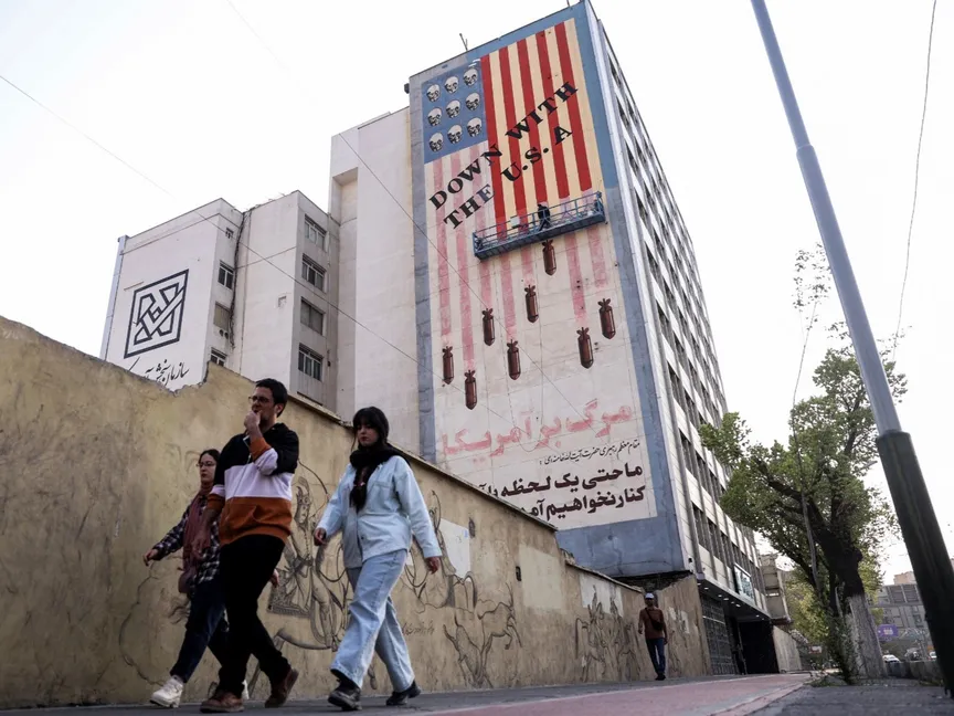 جدارية مناهضة للولايات المتحدة في أحد شوارع العاصمة الإيرانية. 29 مارس 2025 - reuters