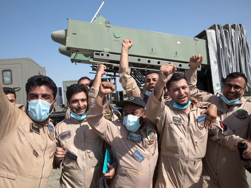 جنود إيرانيون يهتفون أثناء مشاركتهم في تمرين عسكري في منطقة بلوشستان الساحلية - 8 نوفمبر 2021 - AFP