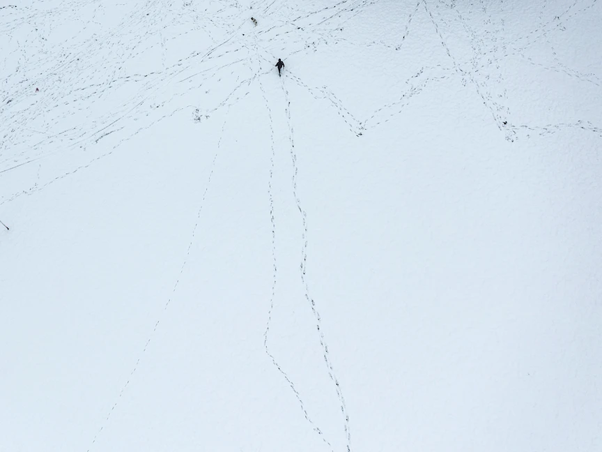 منظر جوي لحقل مغطى بالثلوج في برينشلي جنوب شرق إنجلترا. 12 ديسمبر 2022 - AFP