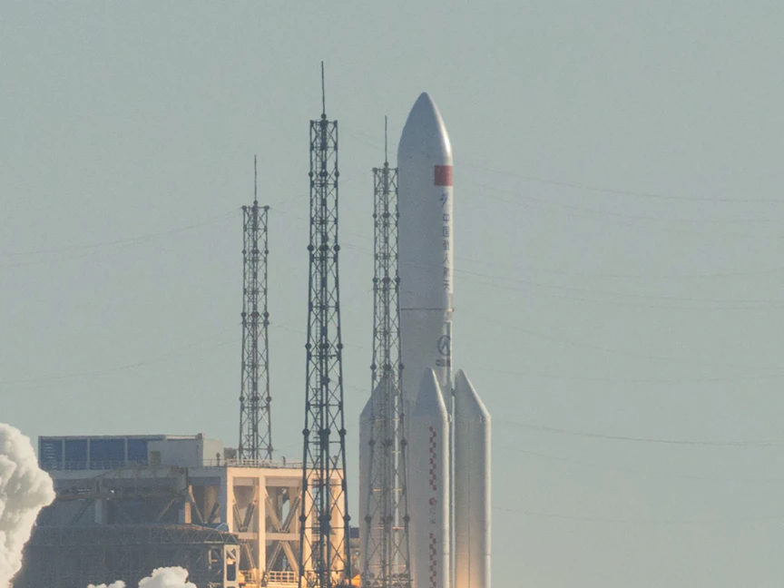 لحظة انطلاق صاروخ "لونغ مارش بي 5" في جزيرة هاينان جنوب الصين - 5 مايو 2020. - AFP