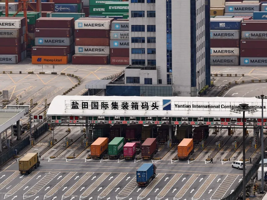 شاحنات تحمل حاويات تدخل ميناء يانتيان في مقاطعة قوانجدونج بالصين. 17 أبريل 2025 - REUTERS