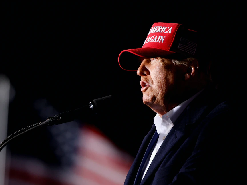 الرئيس الأميركي السابق دونالد ترمب يلقي خطاباً في تجمع بمطار فلورنسا في ولاية ساوث كارولينا- 12 مارس 2022. - REUTERS