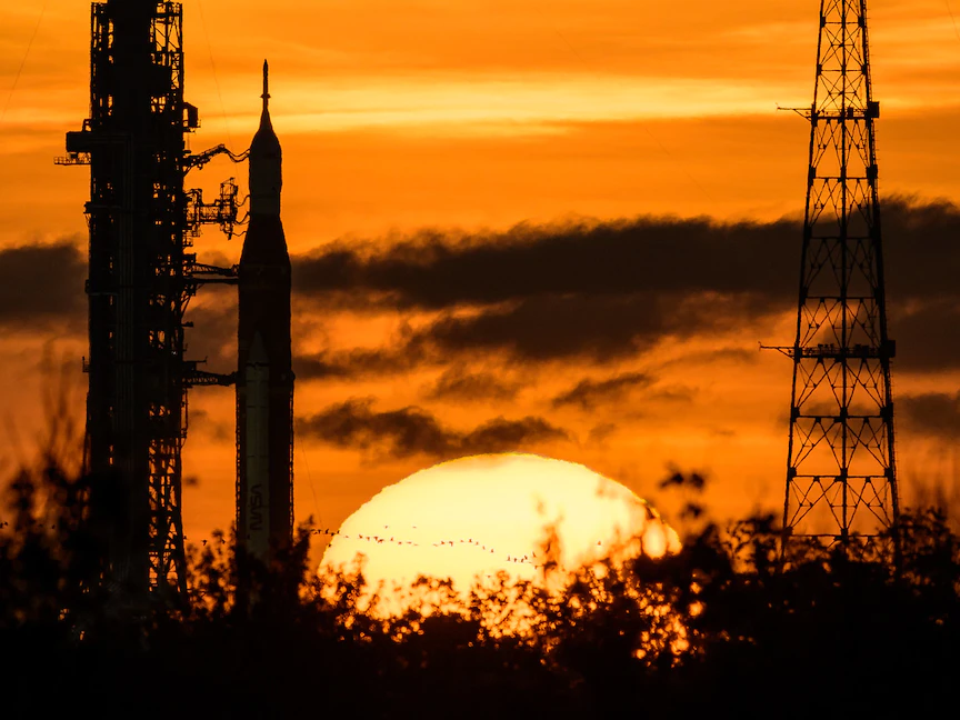 صاروخ "SLS" العملاق المجهز لمهمة "أرتيميس-1" في قاعدة "كيب كانافيرال" بمركز كينيدي الفضائي في ولاية فلوريدا الأميركية - Twitter/@NASA