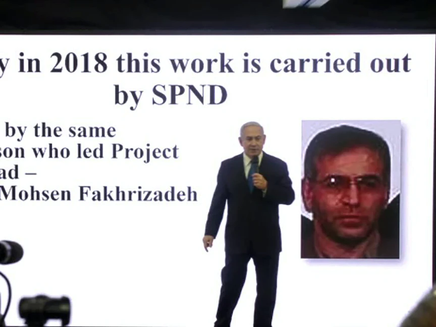 رئيس الوزراء الإسرائيلي بنيامين نتنياهو في تل أبيب، وخلفه صورة لمحسن زادة - AFP