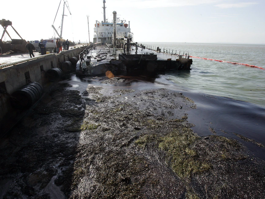 ناقلة النفط الروسية فولغونفت أمام ميناء كافكاز في البحر الأسود بعد حدوث تسرب للنفط جراء عاصفة قوية- 16 نوفمبر 2007 - REUTERS