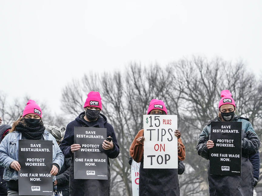 تجمع لعدد من عمال المطاعم و المصانع أمام مبنى الكونغرس الأميركي للمطالبة بدعم قانون رفع الحد الأدنى للأجور إلى 15 دولارا، واشنطن - AFP