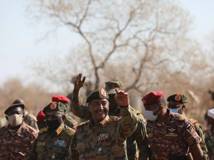 رئيس مجلس السيادة السوداني الفريق أول عبدالفتاح البرهان لدى زيارته القوات المنتشرة على الحدود مع إثيوبيا - 13 يناير 2021 - وكالة الأنباء السودانية "سونا"